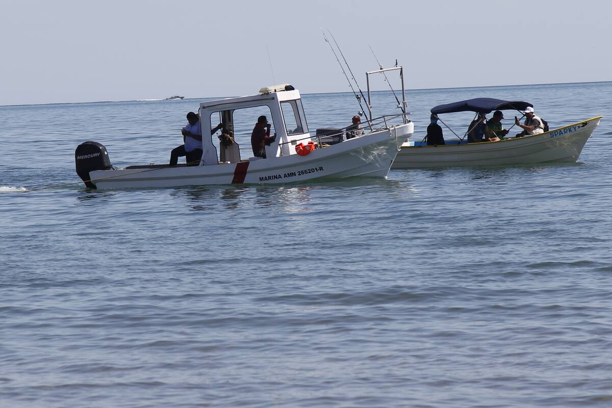 Grita Valentín Abdiel, pero no logra salir del mar en Kino