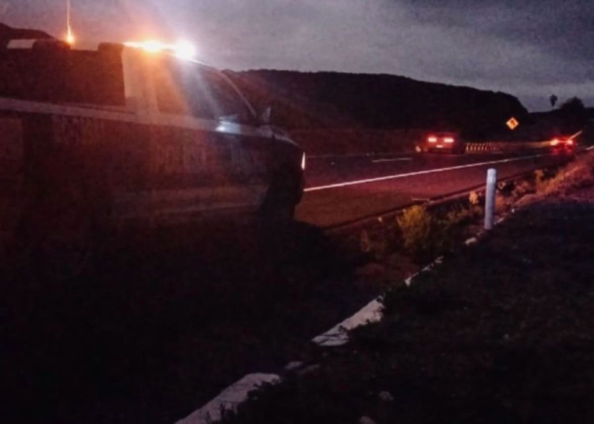 En la delegación San Antonio de las Minas, se reportó un accidente vial en carretera Ensenada–Tecate, en el kilómetro 92, a la altura del entronque al Tigre.
