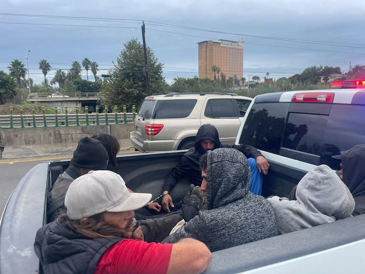 Policía desaloja indigentes de la escénica; hay once detenidos