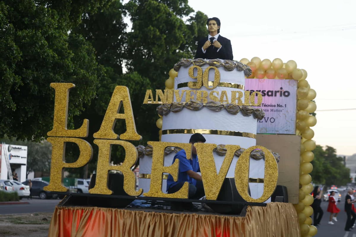 FOTOS: Secundaria Técnica 1 “Prevo” celebra 90 años en Hermosillo con desfile que reúne a generaciones de estudiantes