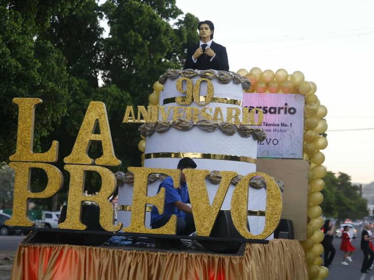FOTOS: Secundaria Técnica 1 “Prevo” celebra 90 años en Hermosillo con desfile que reúne a generaciones de estudiantes