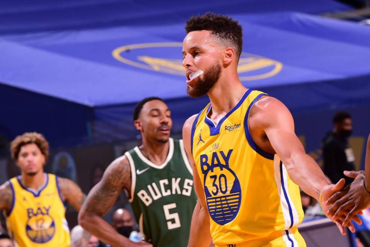 Stephen Curry mete 41 puntos y los Warriors derrotan a los Bucks