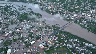 Buscan a sus hijos entre lodo; claman por ayuda en Veracruz