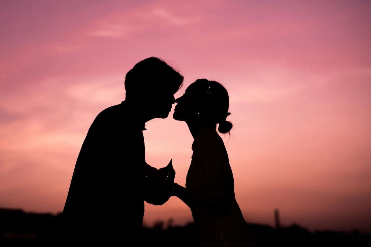 Los besos surgieron millones de años antes de los humanos, según estudio