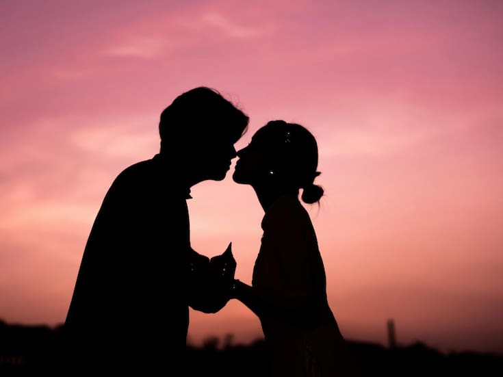 Los besos surgieron millones de años antes de los humanos, según estudio