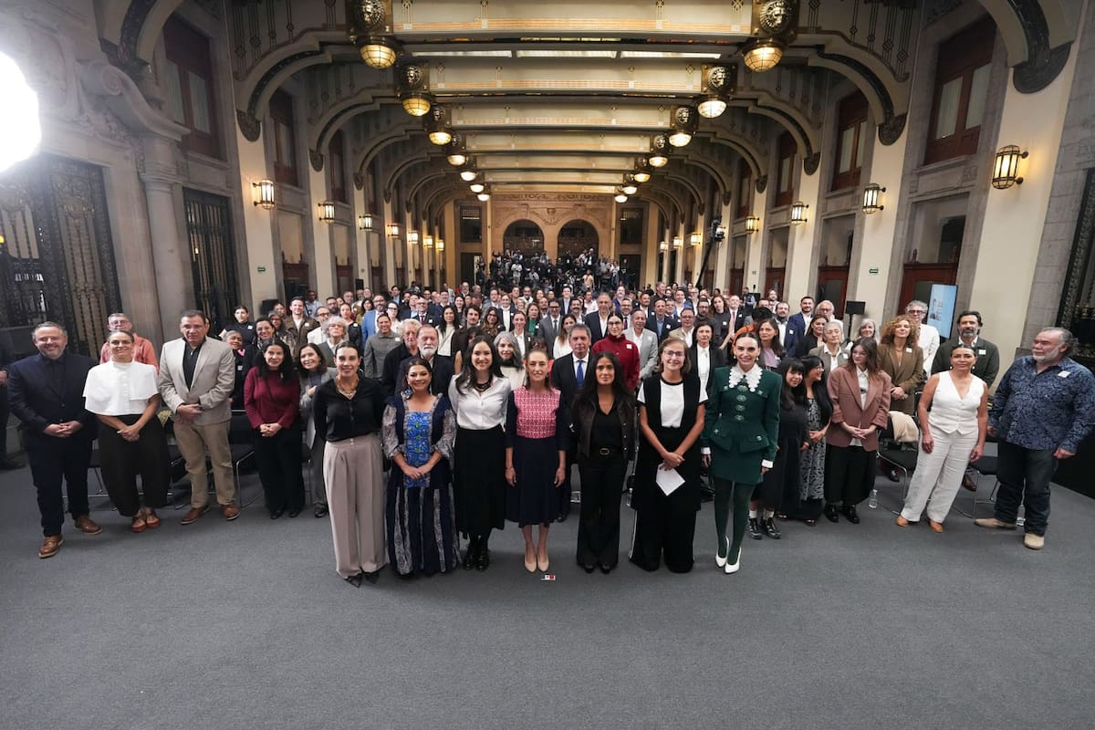 Salma Hayek durante la presentación de Sheinbaum sobre la reforma a la Ley de Cine junto a Salma Haye, el 15 de febrero del 2026. | Crédito: Presidencia