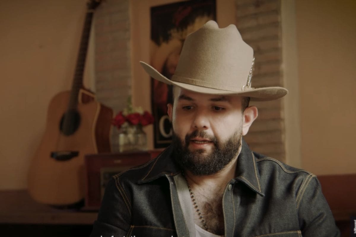 Carín León revela cómo se mantiene fiel a sus raíces cuando está lejos de casa