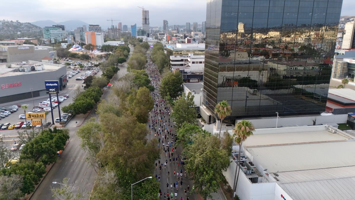 La carrera de 21 kilómetros arrancó frente al Palacio Municipal. Foto: Cortesía