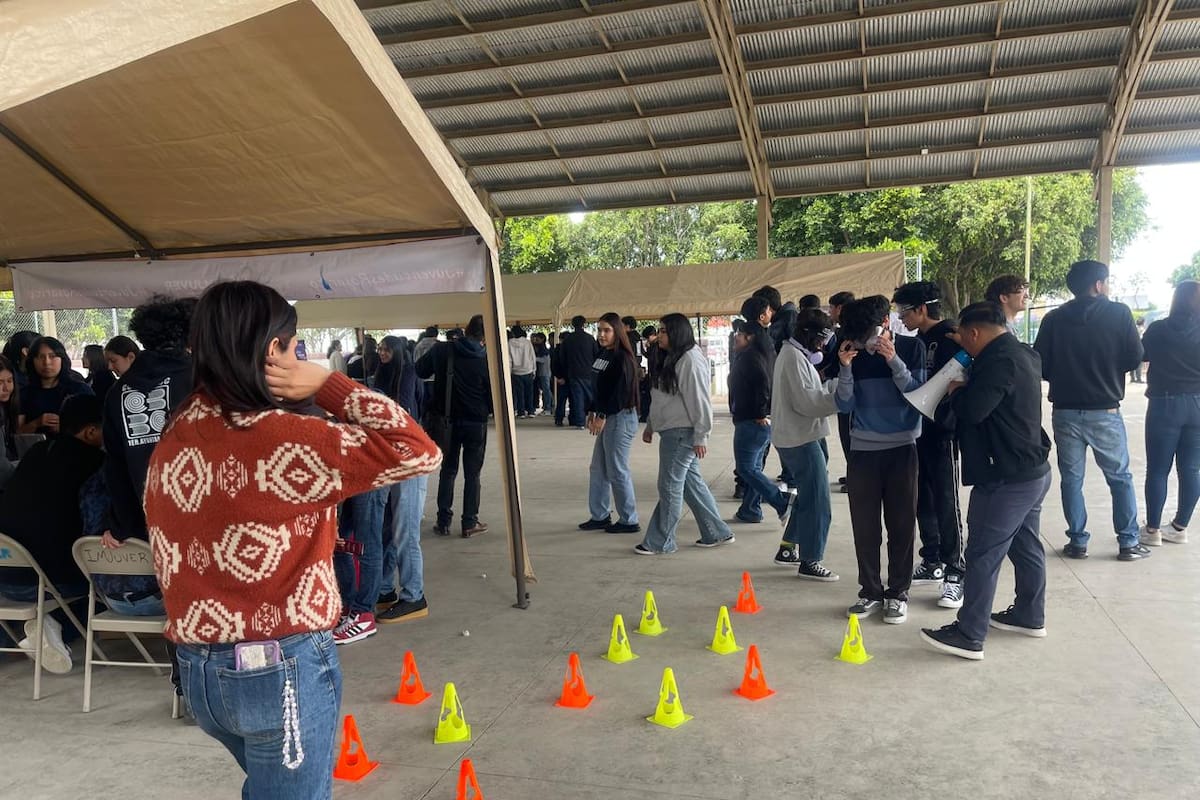 Alertan en Rosarito sobre redes delictivas digitales; lanzan programa “No caigas en las redes” en preparatorias