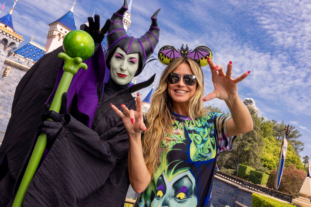 Artistas visitan Disneyland resort