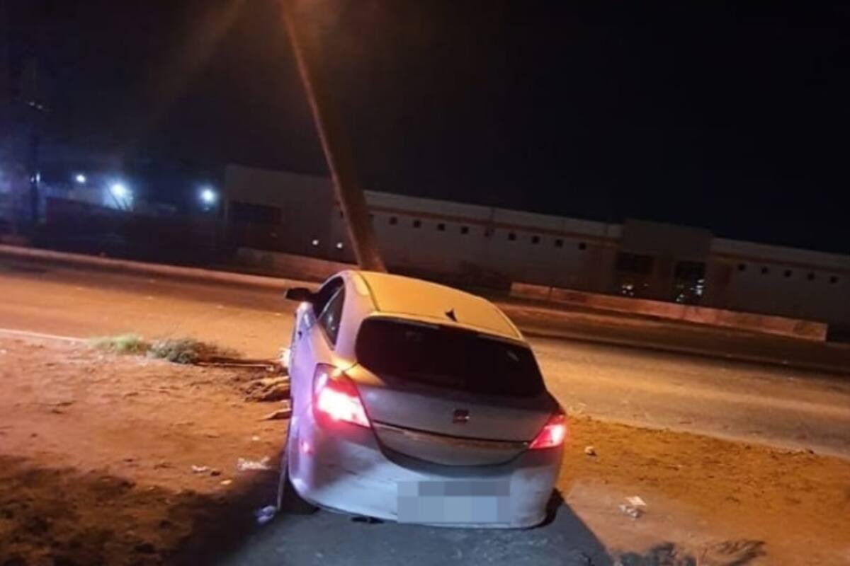 Pierde el control de su vehículo y se impacta contra un poste de la CFE