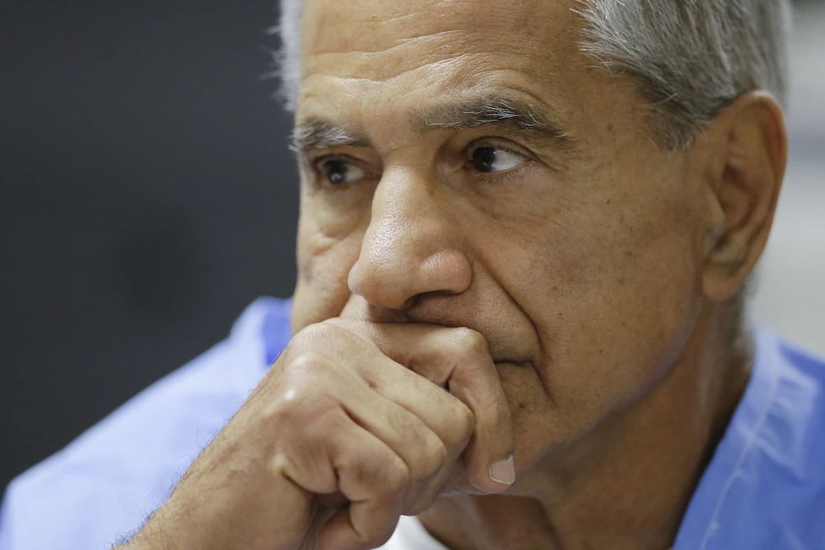 Sirhan Sirhan reacciona durante una audiencia de libertad condicional el 10 de febrero de 2016, en la Prisión Correccional Richard J. Donovan en San Diego. | Crédito: AP/Gregory Bull, Pool, archivo