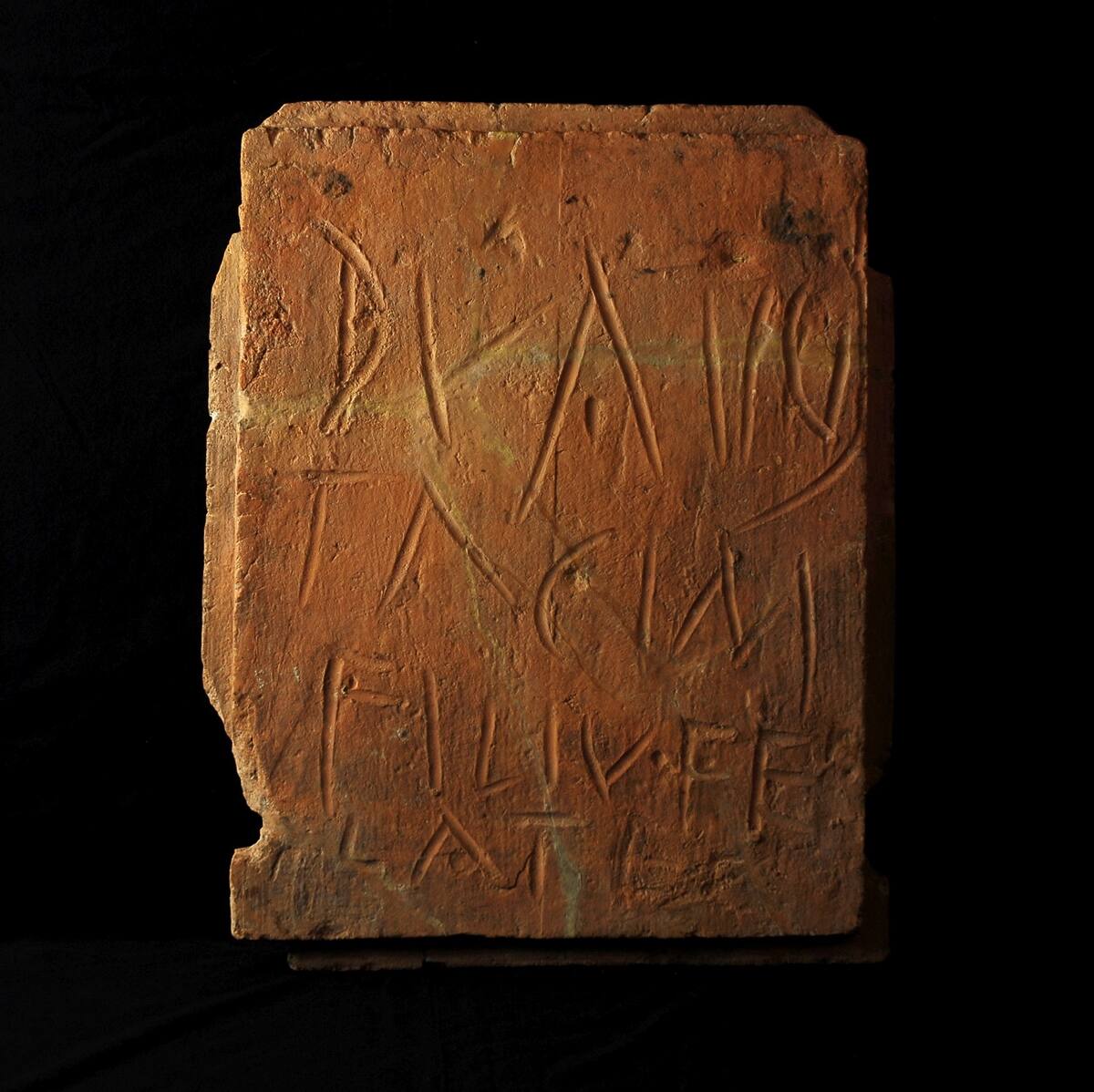 Ladrillo expuesto en el museo de Coninbriga datado en el siglo I d.C y encontrado en la ciudad de Coninbriga, antigua provincia romana de Lusitani, en la que alguien escribió "Duazio, hijo de Tachino, te lo chupa a ti". EFE/ Editorial Deinotera