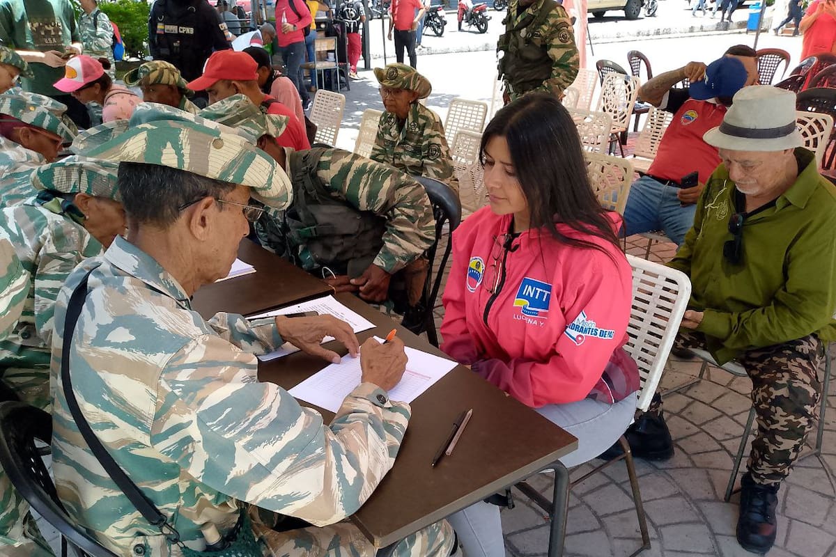 Ante tensiones con EEUU, cientos de venezolanos acuden al llamado de Nicolás Maduro y se enlistan en la milicia