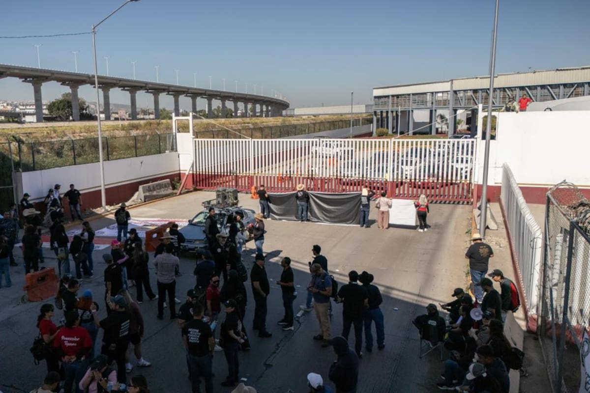 Docentes de la CNTE bloquean garita de El Chaparral en Tijuana