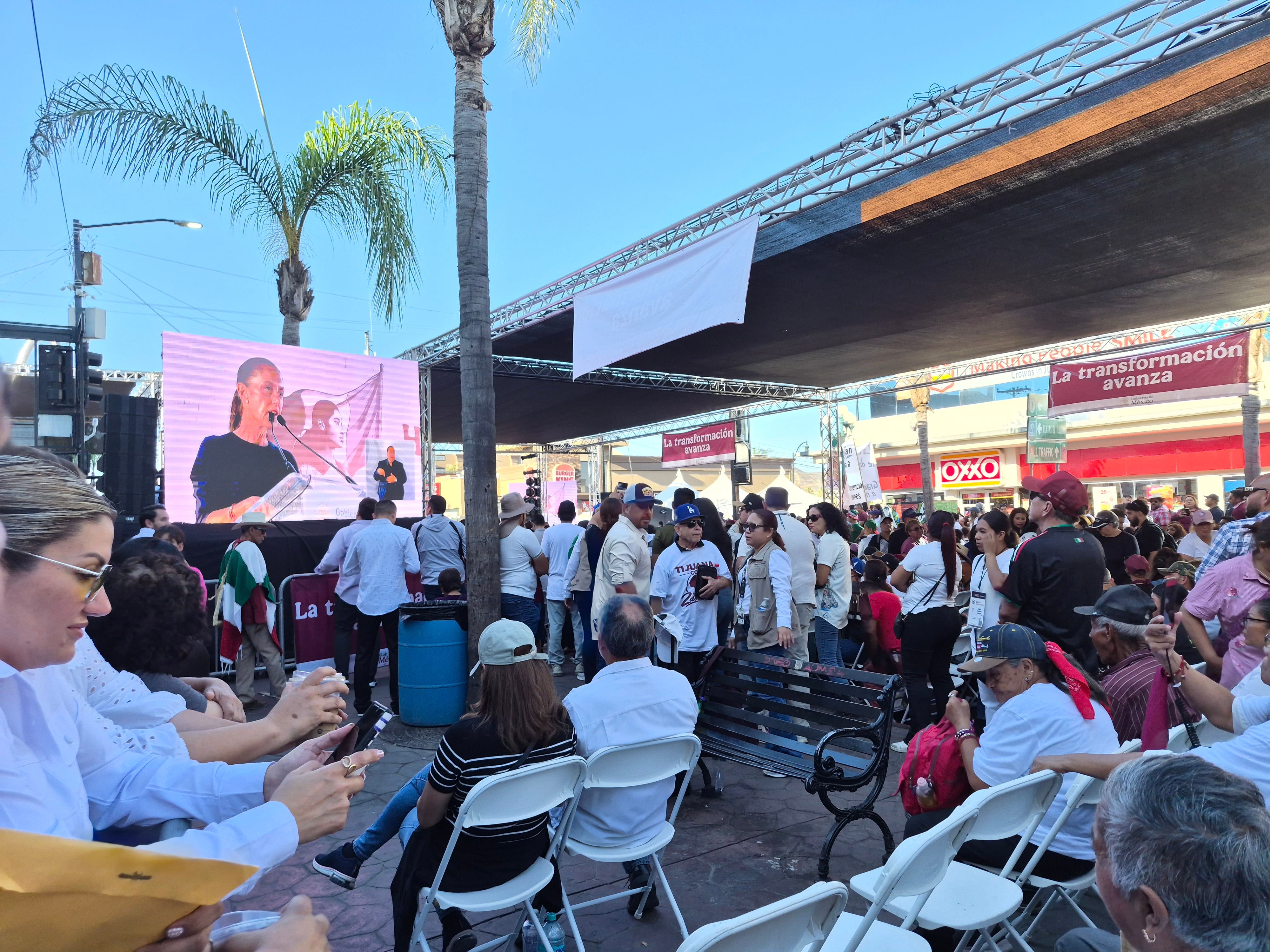 Tijuanenses se concentraron en la avenida Revolución a la espera de la llegada de la presidenta Claudia Sheinbaum al acto público. Foto: Michelle Castillo