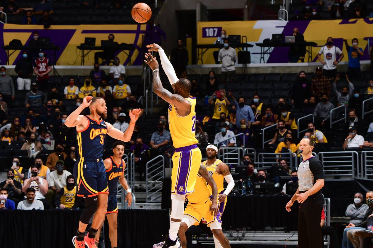 Triple de LeBron James mete a los Lakers a los playoffs con victoria sobre Warriors