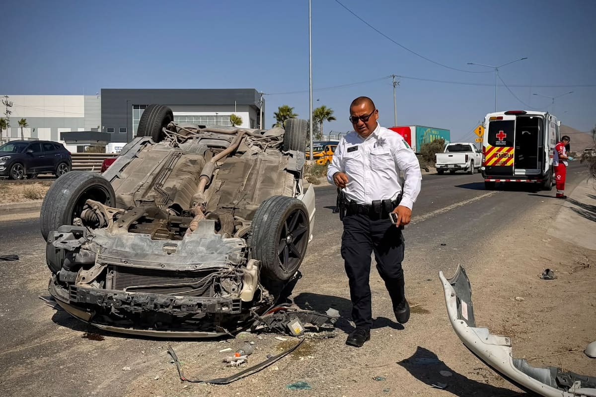 Pareja vuelca en El Realito; joven resulta lesionada