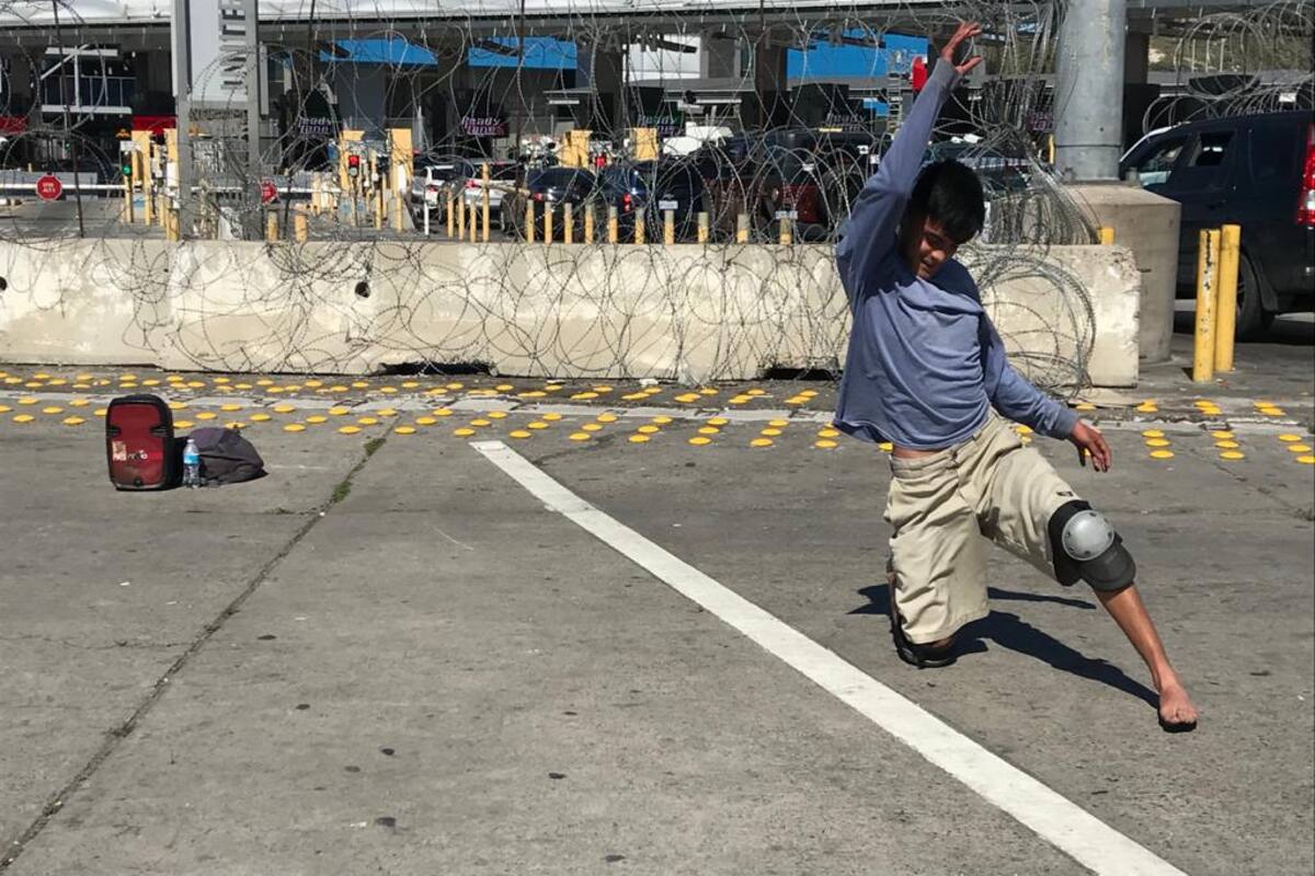 Paga ‘Javi’ sus estudios bailando en la garita