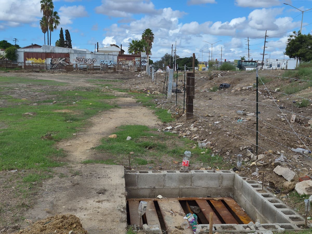 Enrique Gamboa denunció que el pluvial ubicado junto al bulevar Federico Benítez López, en el Fraccionamiento Moreno, presenta acumulación de basura, desgaste del terreno y daños que podrían aumentar el riesgo de inundaciones durante las lluvias. Foto: Michelle Castillo