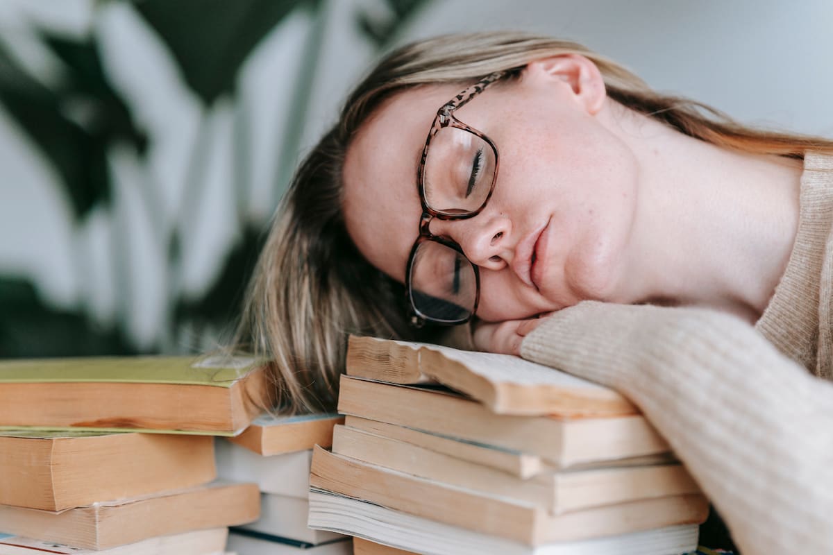 Café antes de dormir: un hábito común que podría afectar el descanso del cerebro