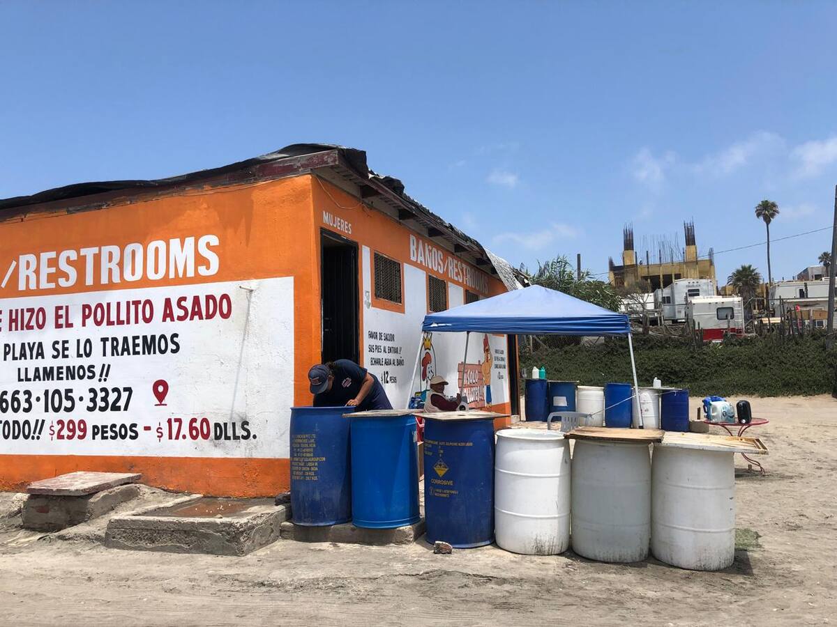 Se colocaron tambos de agua a las afueras de los baños para que los usuarios llenen un recipiente y pongan agua a los sanitarios, los cuales tienen un costo de 12 pesos por persona, para su uso.