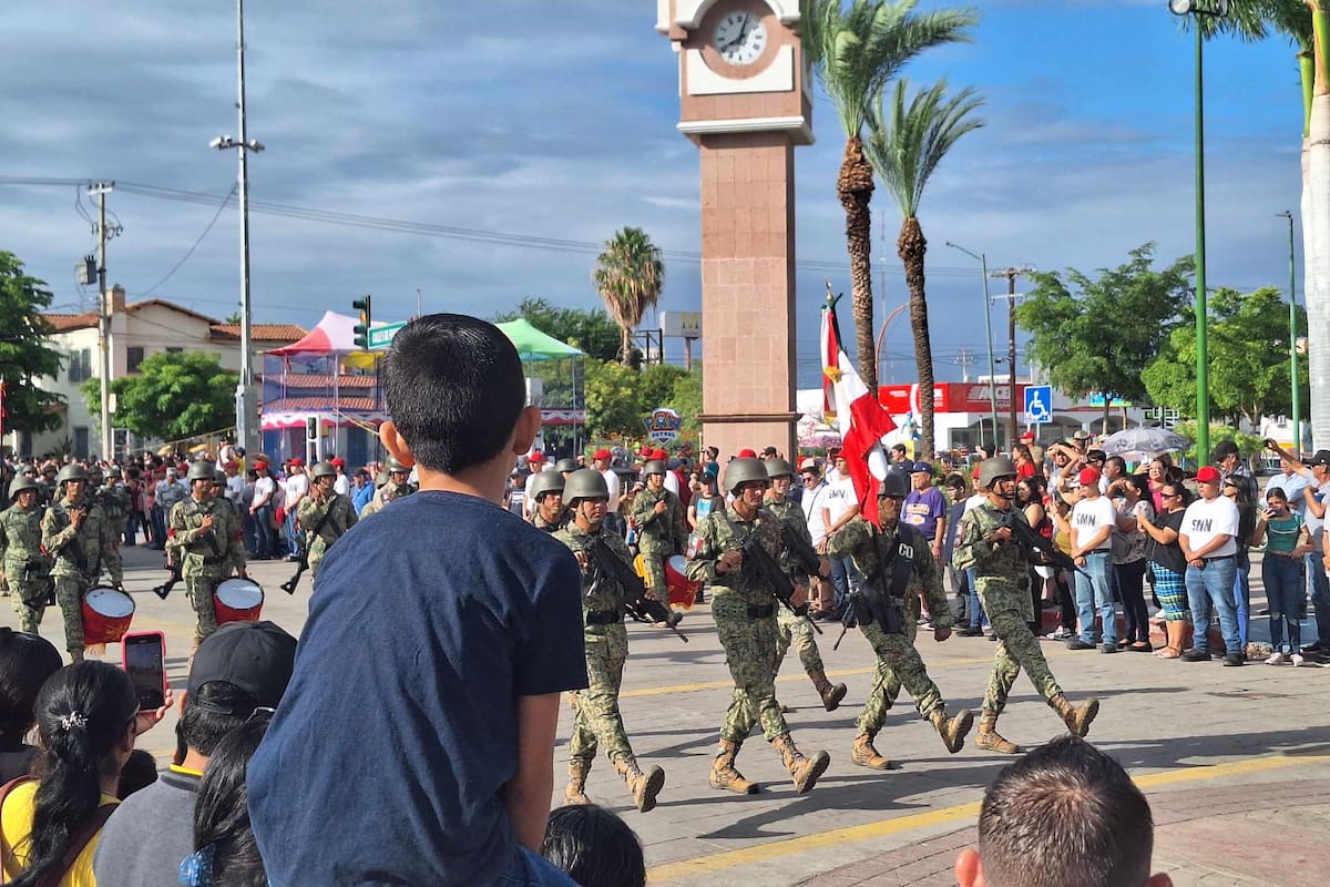 Celebran desfile por la Independencia de México en Ciudad Obregón