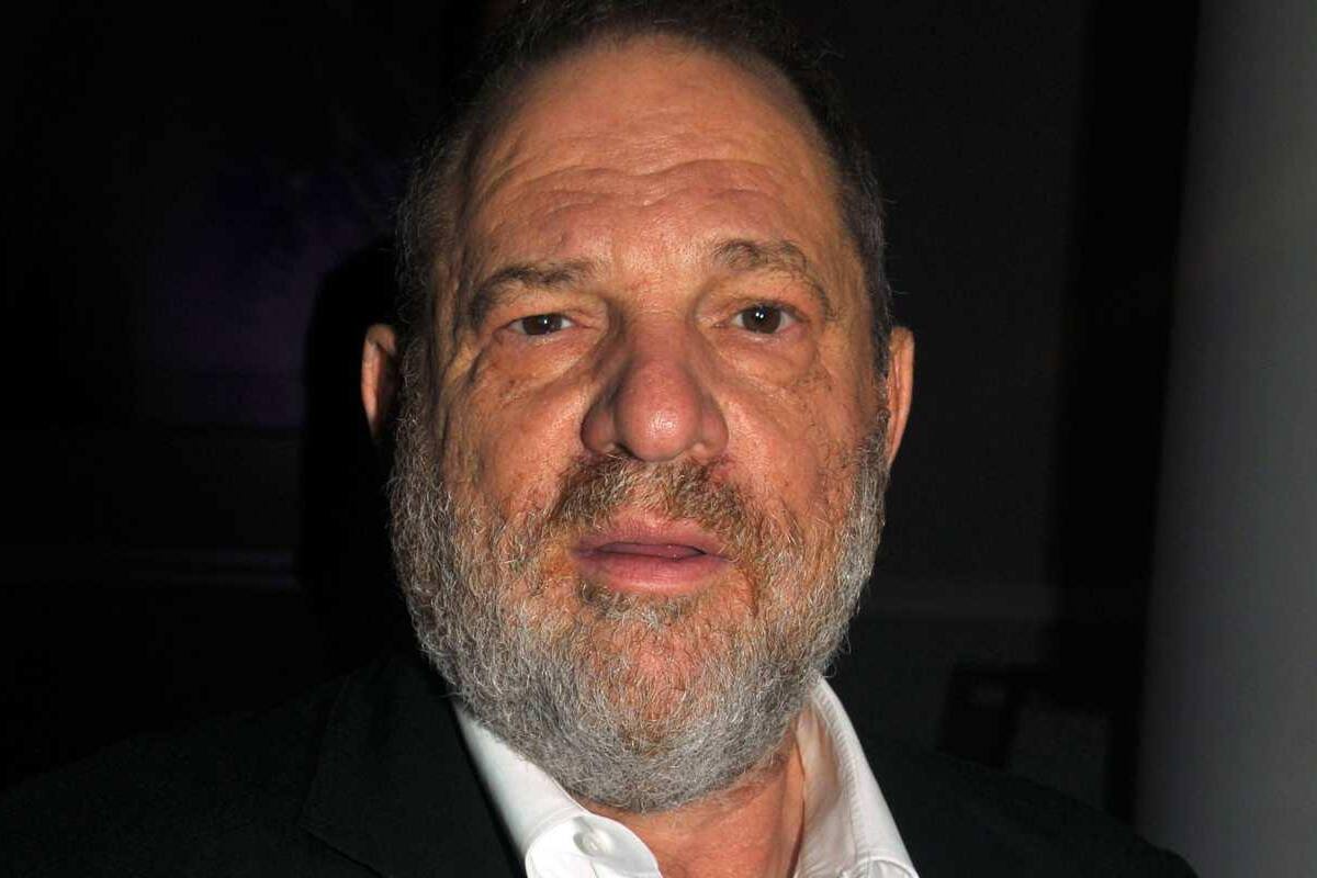 Acusadora de Weinstein narra cómo se tocó frente a ella