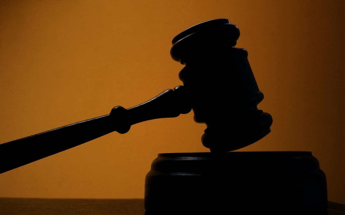 Lo que en su origen fue presentado en 2007 como un reclamo de indemnización de trabajo se convirtió, según las indizadas ministeriales, en una relación laboral fabricada con el fin de exigir sumas millonarias mediante coerción judicial.