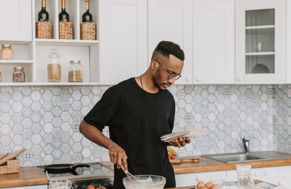 Hacer varias tareas del hogar al mismo tiempo, como lavar platos y cocinar, puede afectar tu tranquilidad mental Foto: Especial (canva)