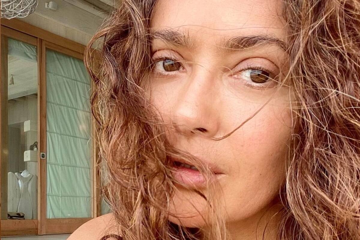 Salma Hayek presume su belleza natural en traje de baño, a los 54 años de edad