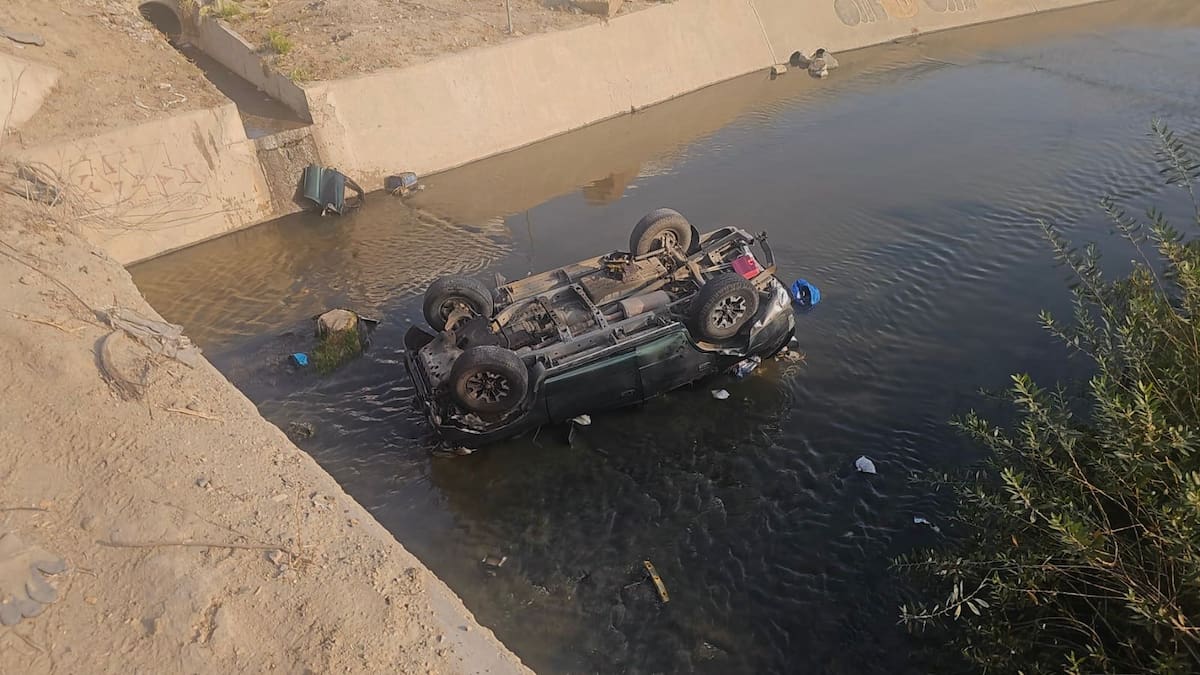 Una camioneta Toyota se encontraba detenida frente al semáforo cuando fue impactada por un Mazda. Foto:  Border Zoom