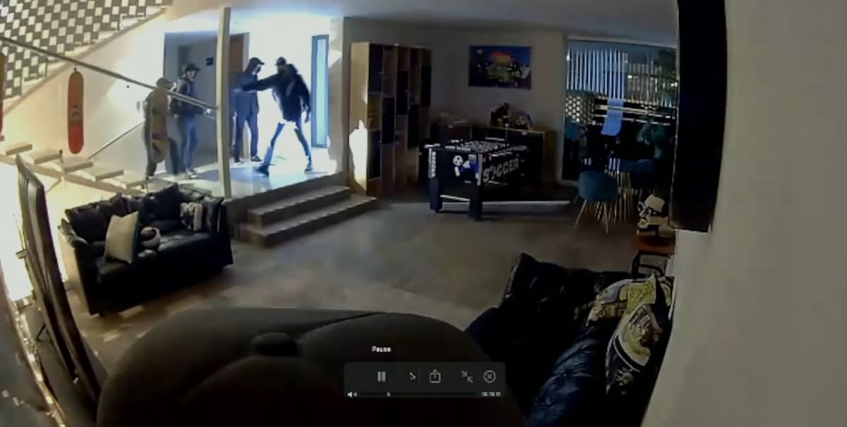 Asaltantes en la entrada del set "La Cotorrisa".