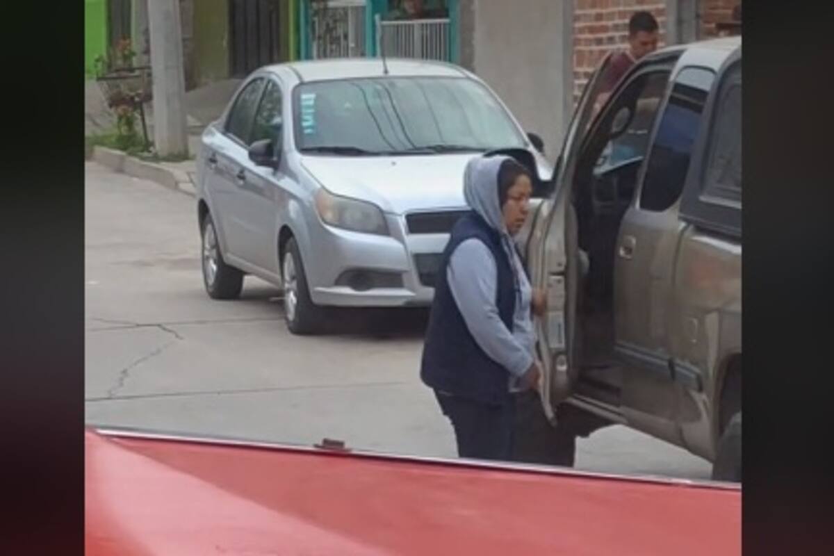 Viral: Mujer usa un banco para poder subir a su camioneta