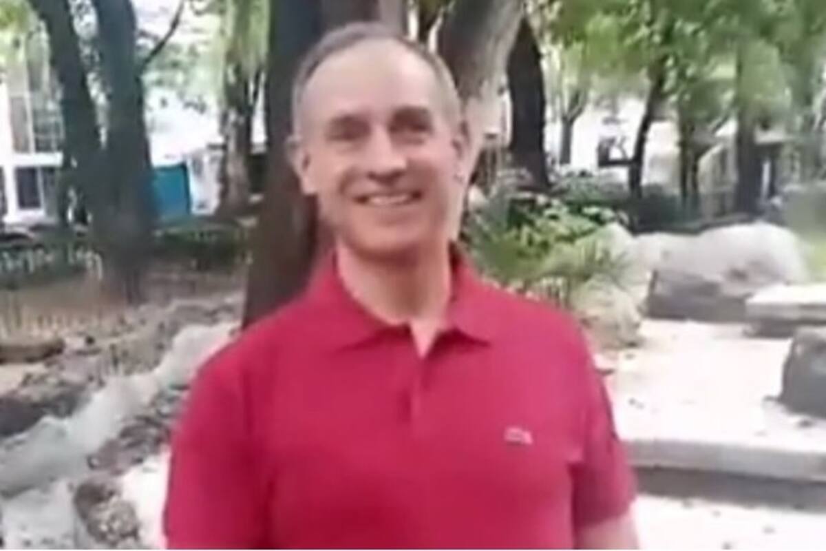 Captan a Hugo López-Gatell paseando sin cubrebocas en un parque