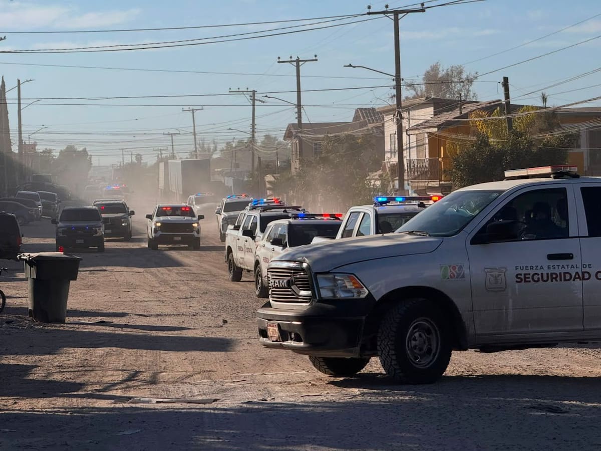 Elementos de distintas corporaciones de seguridad mantienen un operativo afuera de la clínica Jireth, ubicada en la colonia Ejido Matamoros, donde se realizan diligencias cuyo motivo aún no ha sido informado oficialmente. Foto: Cortesía / Border Zoom