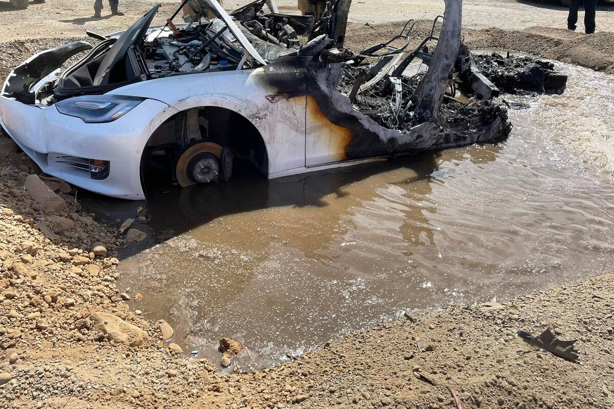 Bomberos de California utlizan 17 mil litros de agua para apagar Tesla incendiado