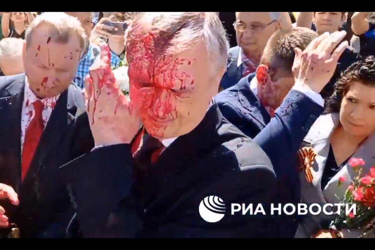 Video: En Polonia atacan con pintura roja a embajador ruso