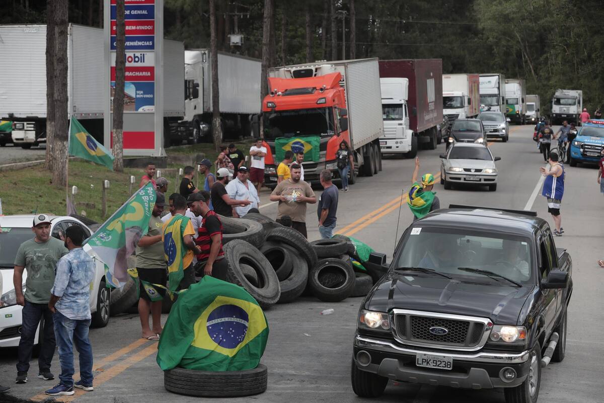 Bolsonaristas no aceptan "el fraude" y realizan bloqueos en autopistas