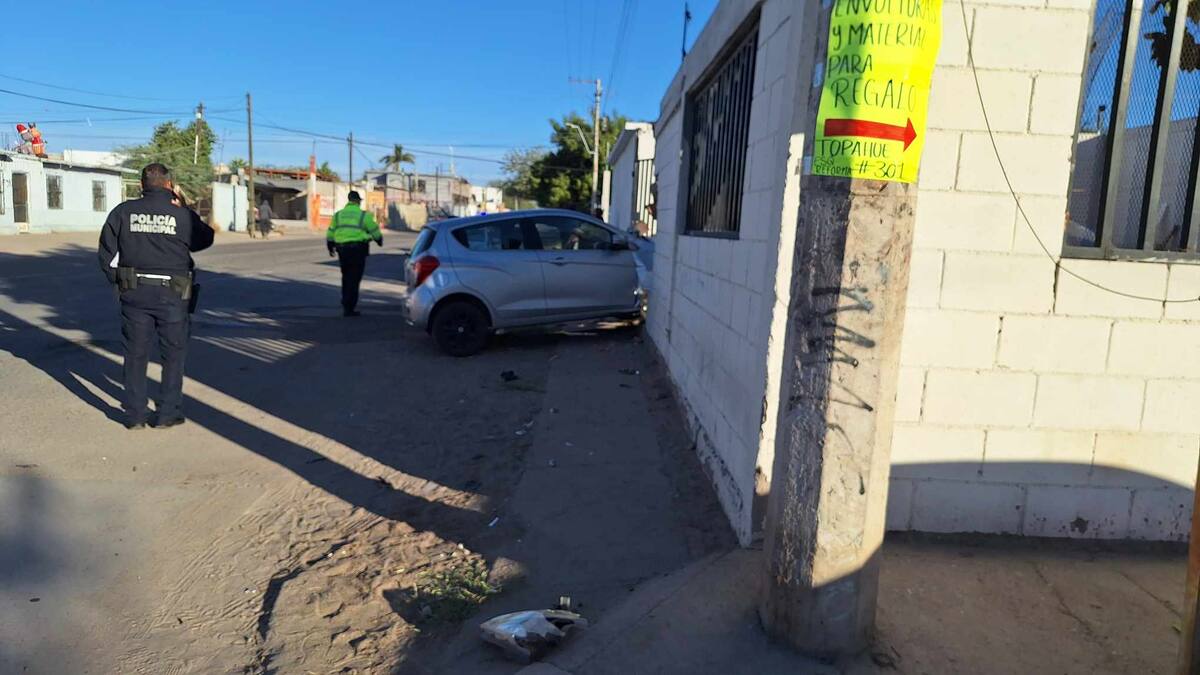 Elementos de la Policía Municipal acudieron al lugar del percance. FOTO: LUCÍA ROBLES