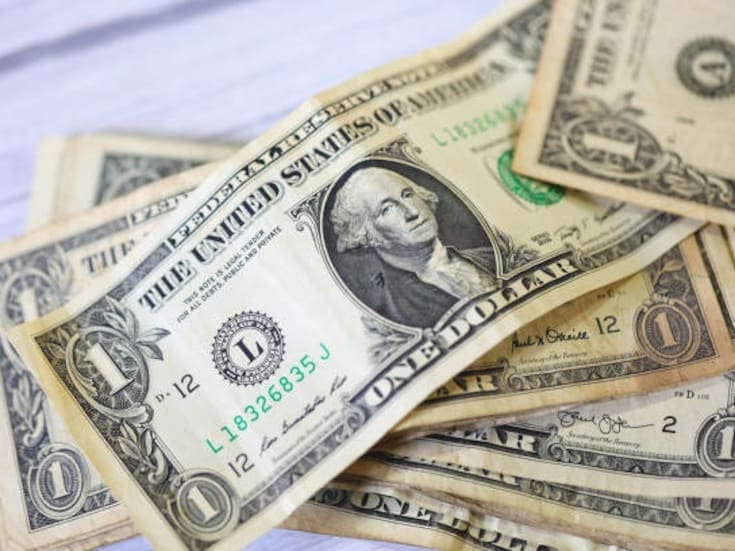 El peso se fortalece al cierre de la semana