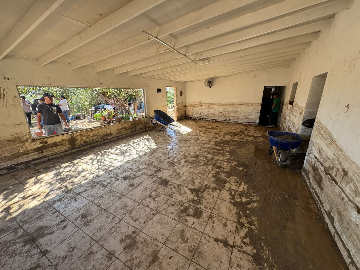 Francisca Segura logró salir de su vivienda antes de que la tormenta Rachel la cubriera de arena y lodo en Maneadero. Foto: Alejandro Zepeda