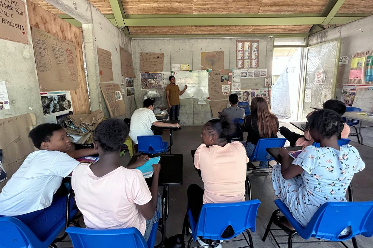 Jóvenes migrantes asisten a clases este lunes, en la ciudad de Tapachula en Chiapas (México). Maestros en la frontera sur de México crearon un programa para dar clases a los niños migrantes varados en la región tras un aumento interanual de más del 70% en la migración irregular de menores de edad, quienes pierden meses o años de educación por su travesía hacia Norteamérica. EFE/Juan Manuel Blanco