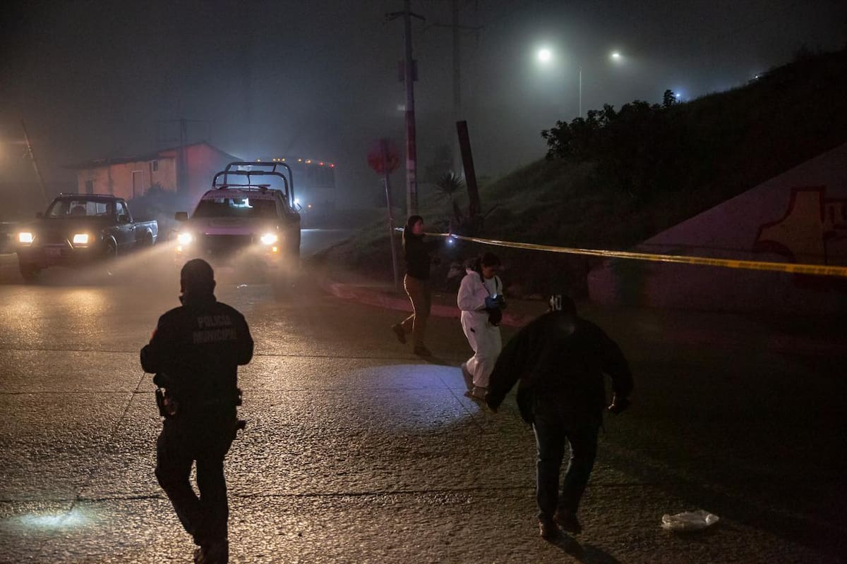 Junto a la hielera fue localizada una cartulina verde con un mensaje amenazante. Foto: Border Zoom