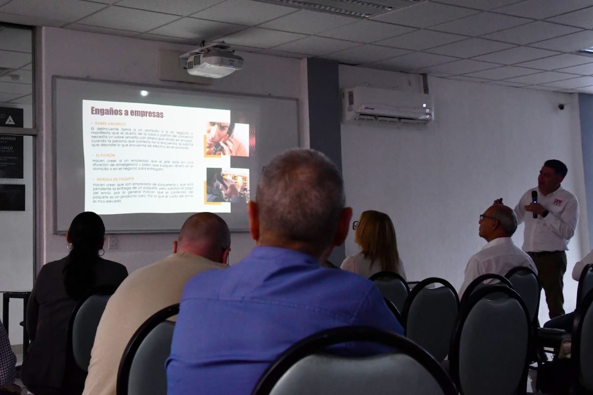 Fiscalía sostiene reunión informativa con comerciantes para prevenir fraudes y extorsiones