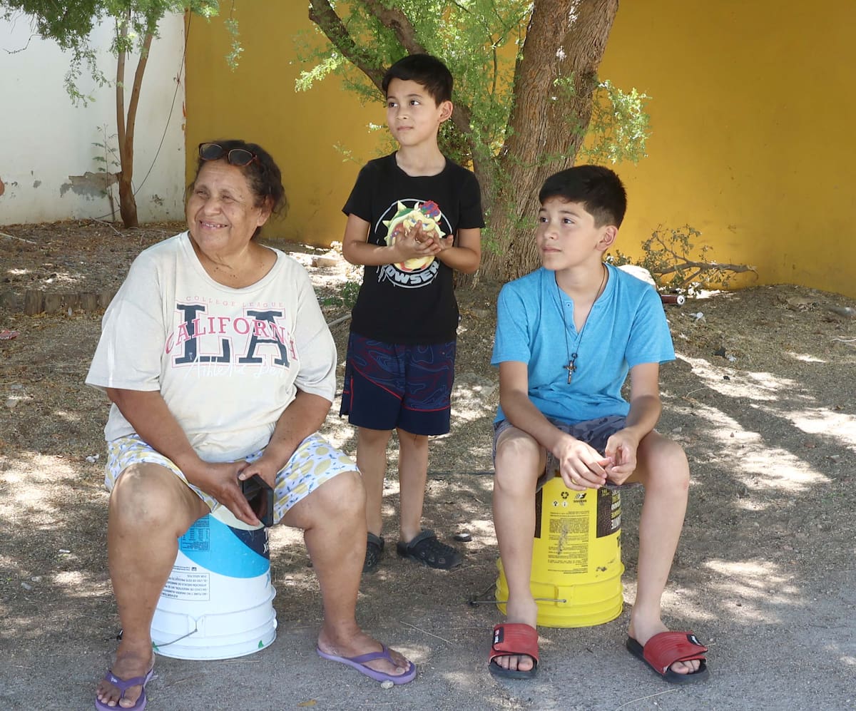 Familias afectadas por el apagón permanecieron en patios, porches y áreas con sombra ante el calor registrado en Hermosillo. FOTO: GH