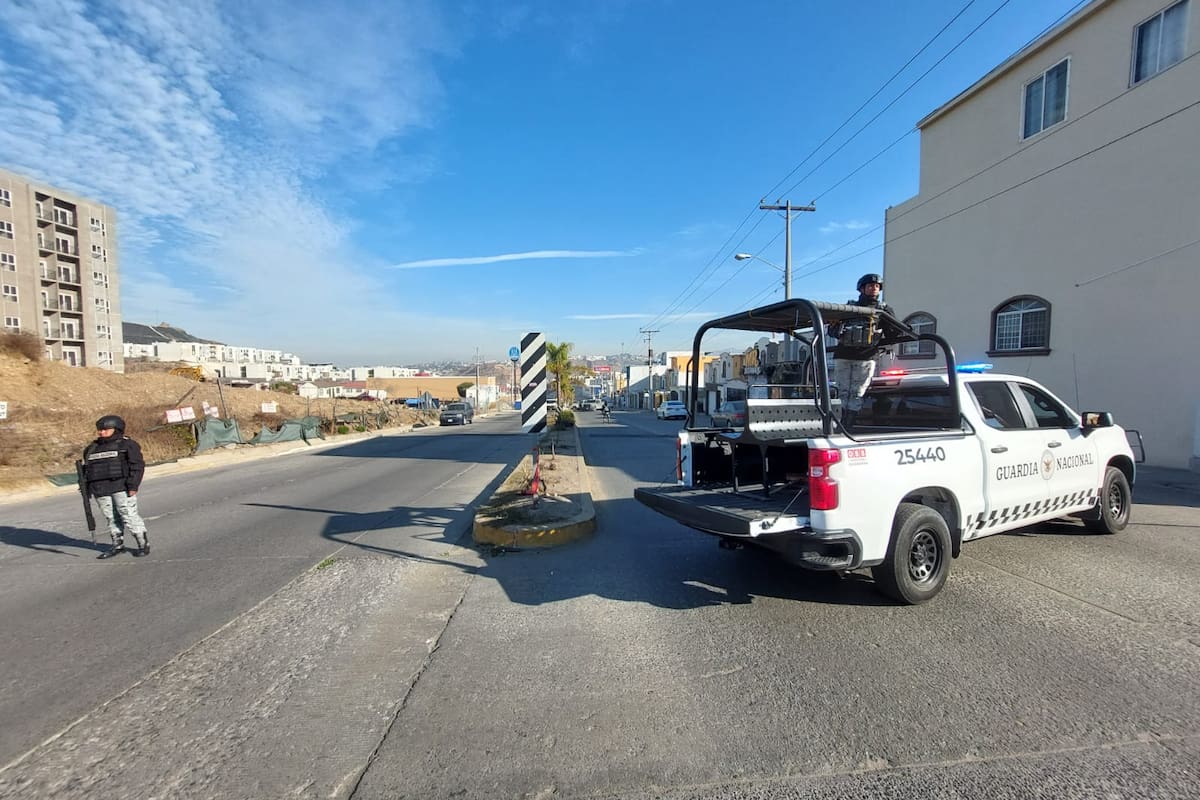 Homicidios Tijuana: Abandonan cuerpo envuelto en una manta sobre un camellón