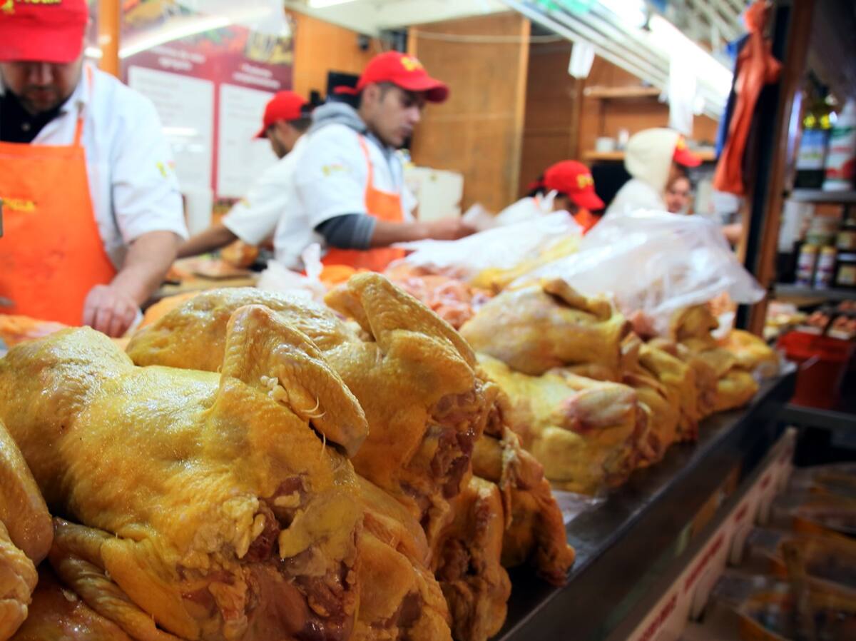El pollo es la proteína más consumida en México debido a su disponibilidad y menor costo frente a otras opciones. FOTO: BANCO DIGITAL