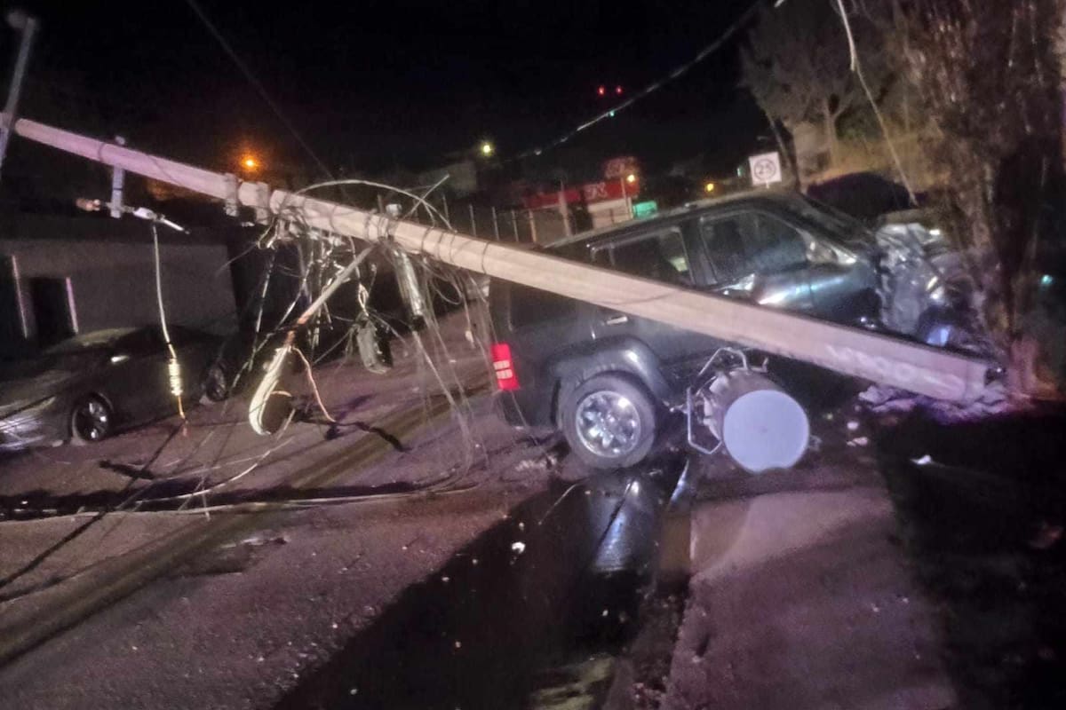 Conductora se salva de milagro tras choque con poste en Nogales