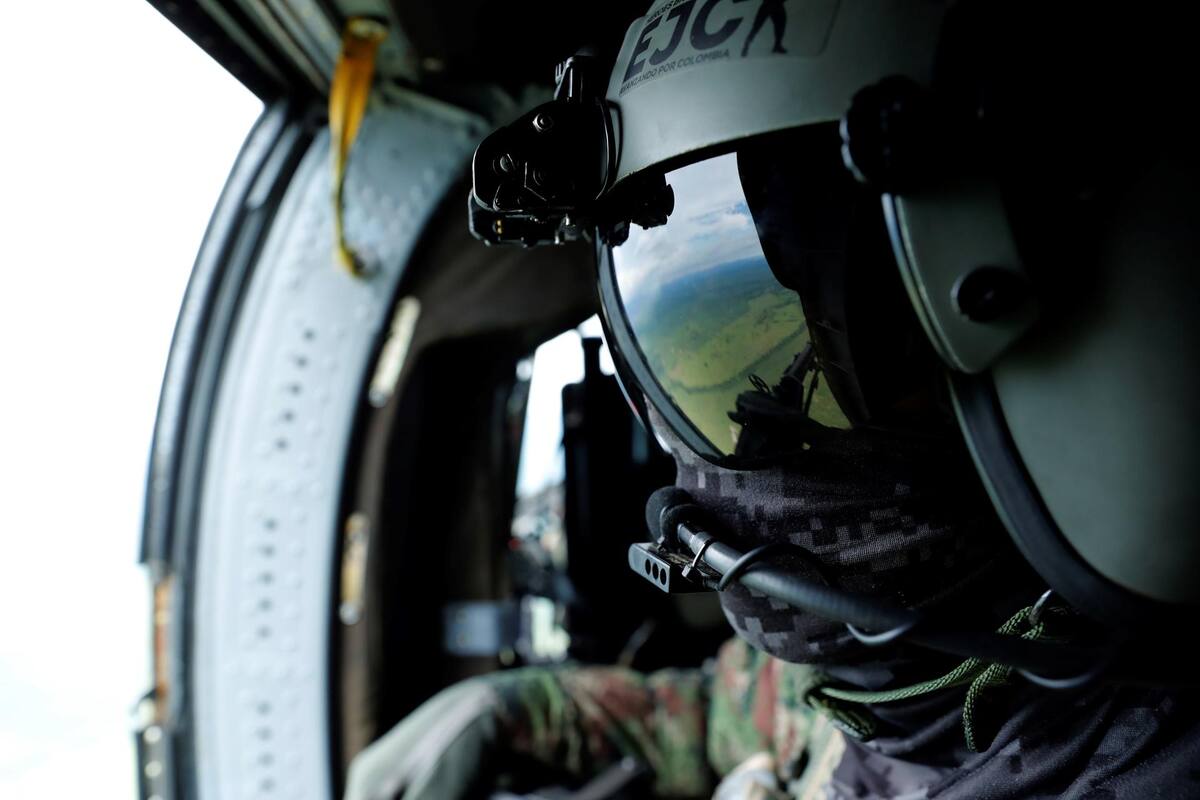 Fotografía de archivo en donde se ve un soldado colombiano a bordo de un helicóptero. | EFE/ Mauricio Dueñas Castañeda